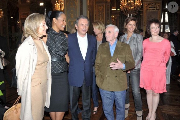 Anne Roumanoff,  Christine Kelly, Charles Aznavour, Claire Chazal, Michel Drucker et  Corinne Touzet lors du lancement de l'opération 2000 femmes pour 2012, à  Paris, le 31 mai 2011.
