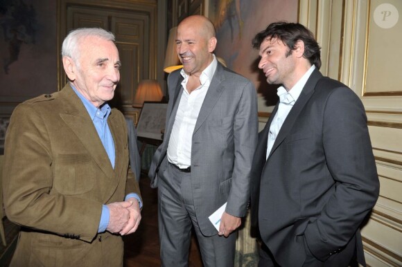 Charles Aznavour et Christophe Dominici lors du lancement de l'opération 2000 femmes pour 2012, à Paris, le 31 mai 2011.