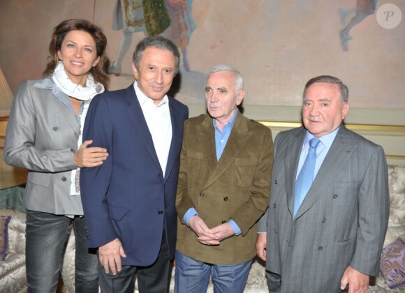 Corinne Touzet, Michel Drucker et Charles Aznavour lors du lancement de l'opération 2000 femmes pour 2012, à Paris, le 31 mai 2011.