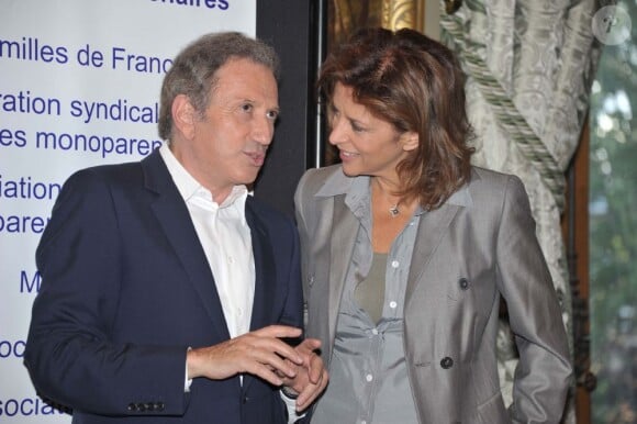 Michel Drucker et Corinne Touzet lors du lancement de l'opération 2000 femmes pour 2012, à Paris, le 31 mai 2011.