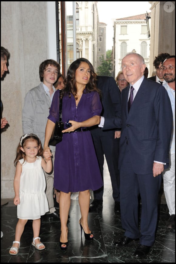 Salma Hayek découvre l'exposition Il Mondo Vi Appartiene avec Valentina et son beau-père François Pinault au Palais Grassi, le 1er juin 2011.