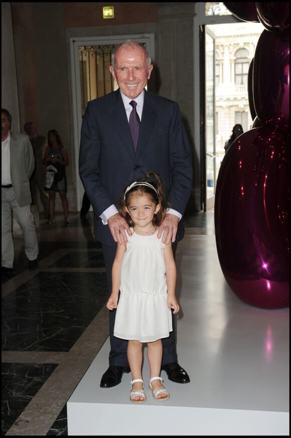 François Pinault avec sa petite-fille Valentina au Palais Grassi, le 1er juin 2011, pour l'exposition Il Mondo Vi Appartiene. Ils posent devant le Balloon Dog de Jeff Koons