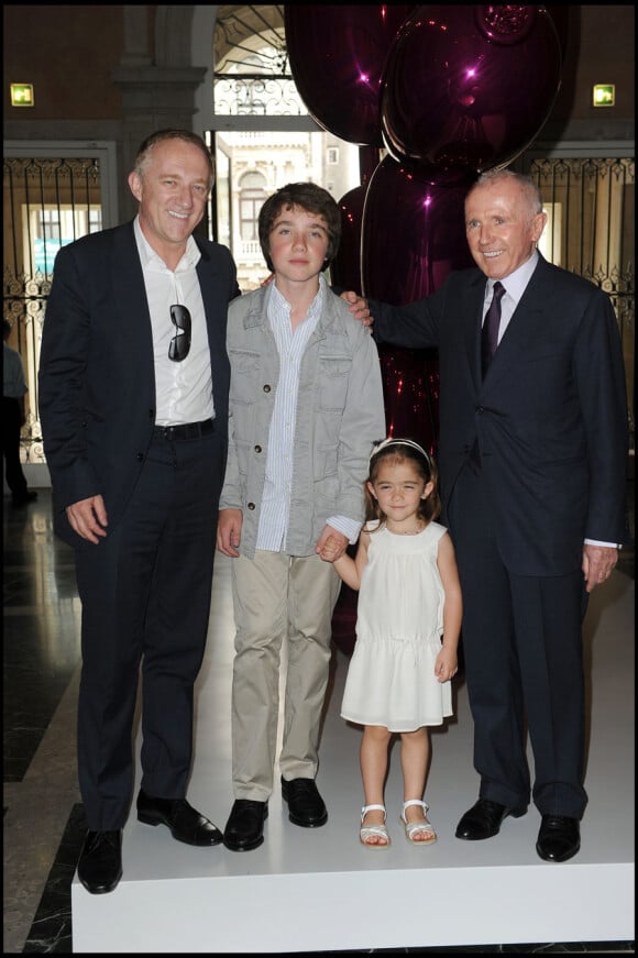 Les Pinault au Palais Grassi, le 1er juin 2011, pour l'exposition Il Mondo Vi Appartiene. François-Henri avec ses enfants, François Junior et Valentina et grand-père François.
