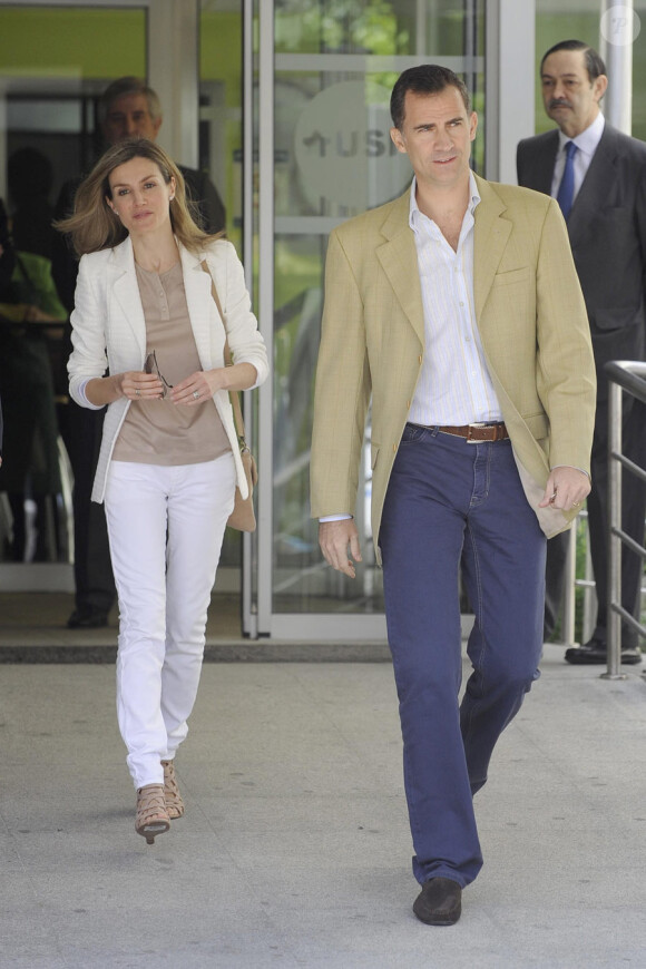 Letizia et Felipe d'Espagne rendent visite à Juan Carlos, opéré le 3 juin 2011. Madrid, le 4 juin 2011