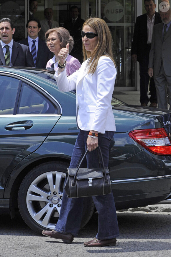 La princesse Elena et sa maman la reine Sofia d'Espagne sont allés rendre visite au roi Juan Carlos, opéré le 3 juin 2011 à la clinique San José de Madrid.