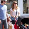 Amy Adams fait du shopping avec son fiancé Darren le Gallo et leur fille Aviana, le 28 mai 2011 à Los Angeles