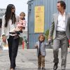 Matthew McConaughey et sa ravissante compagne Camila Alves se lancent des regards complices à la sortie d'une église de Malibu avec leurs enfants Levi et Vida, le 5 juin 2011