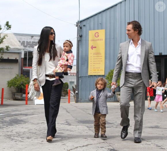 Matthew McConaughey et sa ravissante compagne Camila Alves se lancent des regards complices à la sortie d'une église de Malibu avec leurs enfants Levi et Vida, le 5 juin 2011