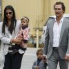 Matthew McConaughey sort avec sa famille modèle à Malibu, 5 juin 2011