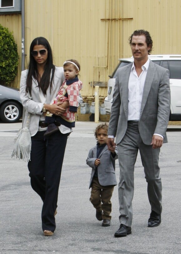 Matthew McConaughey sort avec sa famille modèle à Malibu, 5 juin 2011