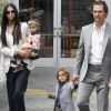 Matthew McConaughey avec sa belle Camila Alves et leurs enfants Levi et Vida. Malibu, 5 juin 2011