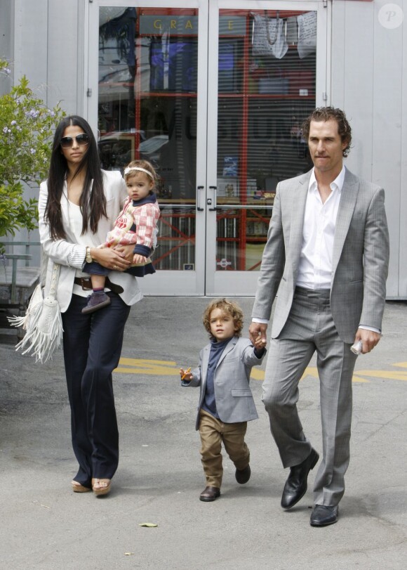 Matthew McConaughey avec sa belle Camila Alves et leurs enfants Levi et Vida. Malibu, 5 juin 2011