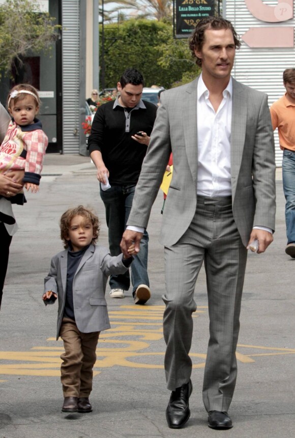 Matthew McConaughey ne quitte pas son Levi qui lui ressemble comme deux gouttes d'eau ! Malibu, 5 juin 2011