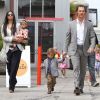 Matthew McConaughey sort d'une église de Malibu avec sa compagne Camila Alves et leurs deux enfants Levi et Vida. Le 5 juin 2011