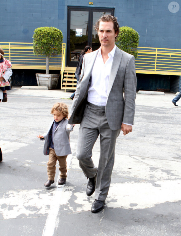 Matthew McConaughey est comblé par sa compagne la ravissante Camila Alves et leurs deux enfants, Levi et Vida. Malibu, 5 juin 2011