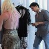 Loana trouve une robe charmante dans Les Anges de la télé-réalité : Miami Dreams