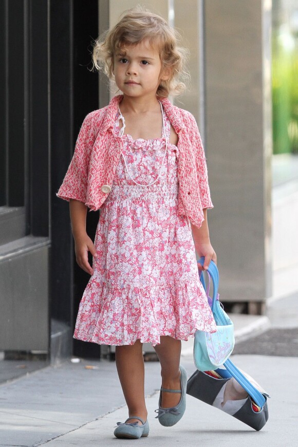 Honor est devenue une vraie petite fille reine de l'accessoire et des tenues colorées. Fin mai 2011
