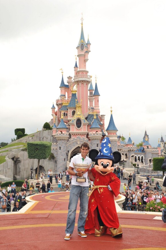 Rafael Nadal se rend à Disneyland Paris, lundi 6 juin, au lendemain de sa victoire sur Roger Federer en finale de Roland-Garros.