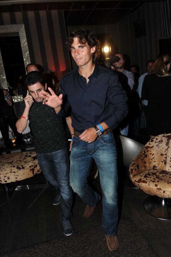 Rafael Nadal se rend au club L'Arc à Paris, pour fêter sa victoire au tournoi de Roland-Garros, dimanche 5 juin 2011.