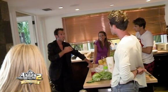 Fabrice et les anges dans la cuisine, dans les Anges de la télé réalité : Miami Dreams, mardi 7 juin sur NRJ 12.