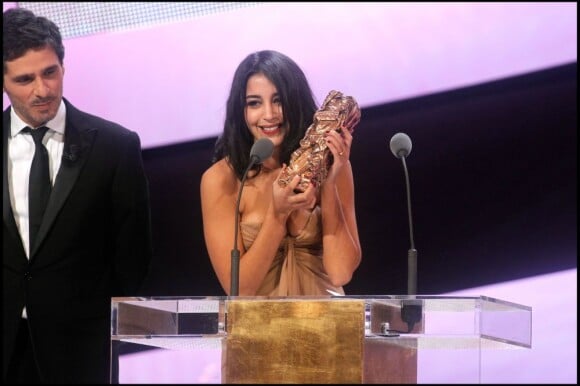Leïla Bekhti reçoit le César du meilleur espoir féminin en 2011.