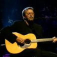 En 1999, Eric Clapton interprète  Tears in heaven  à New York. 