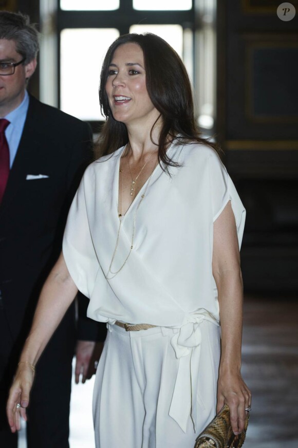 La princesse Mary de Danemark, superbe en blanc, prenait part, le 7 juin 2011, à une conférence commémorant les 60 ans de la Convention de Genève.