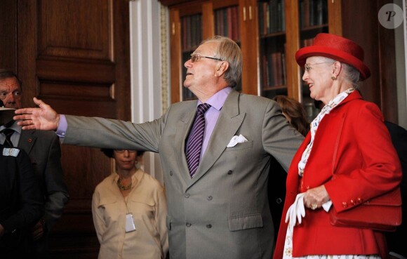 Le 7 juin 2011, la reine Margrethe II de Danemark et le prince consort Henrik visitent la librairie du Congrès américain, à Washington.