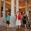 Le 7 juin 2011, la reine Margrethe II de Danemark et le prince consort Henrik visitent la librairie du Congrès américain, à Washington.