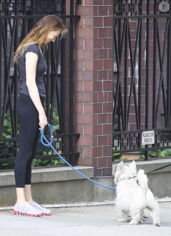 Elettra Rossellini Wiedemann s'amuse avec son chien dans les rues de  New York, 9 juin 2011