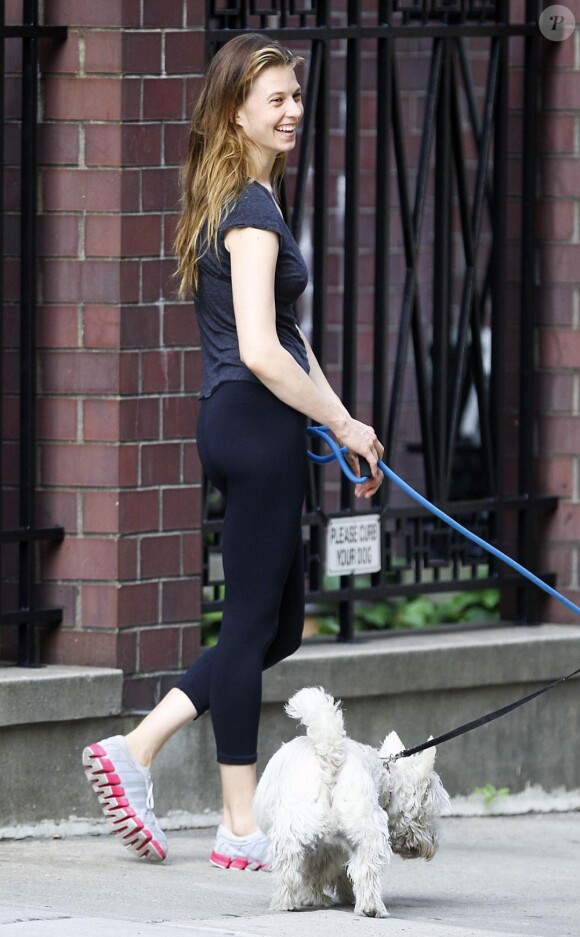 La fille d'Issabella Rossellini, Elettra, semble faire de belles rencontres accompagnée de son chien ! New York, 9 juin 2011