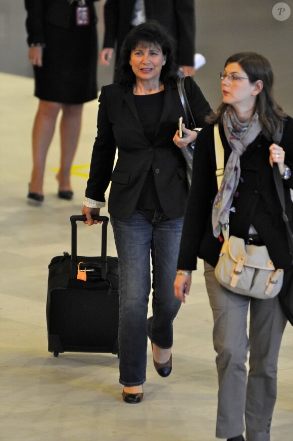 Anne Sinclair descend tout juste d'un avion en provenance de New York. Elle arrive à Paris, le jeudi 9 juin 2011.