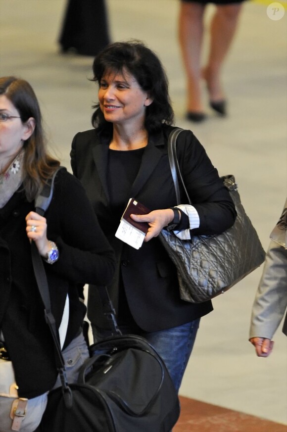 Anne Sinclair arrive à Paris, le jeudi 9 juin 2011.