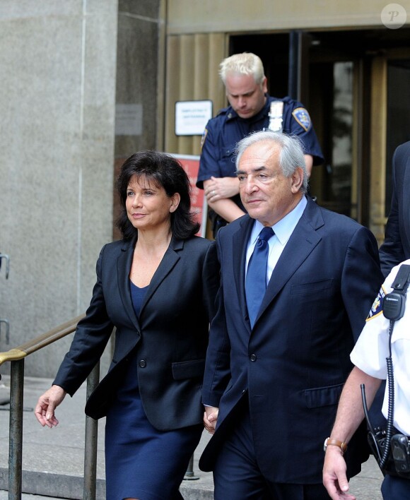 Anne Sinclair et son époux Dominique Strauss-Kahn sortent du tribunal de New York, où DSK a confirmé qu'il allait plaider non-coupable lors de son procès pour agression sexuelle. 6 juin 2011