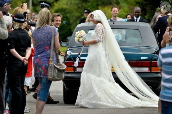 Lily Allen lors de son mariage avec Sam Cooper, le 11 juin 2011, parfaite dans une robe Chanel