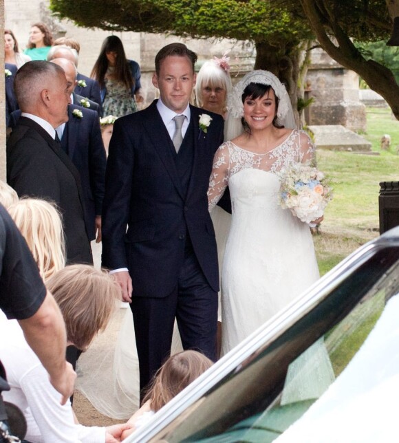 Lily Allen et Sam Cooper quittent l'église St James après leur mariage à Cranham le 11 juin 2011
