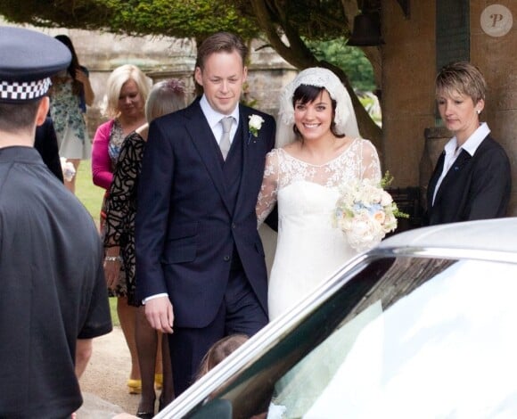 Lily Allen et Sam Cooper quittent l'église St James après leur mariage à Cranham le 11 juin 2011
