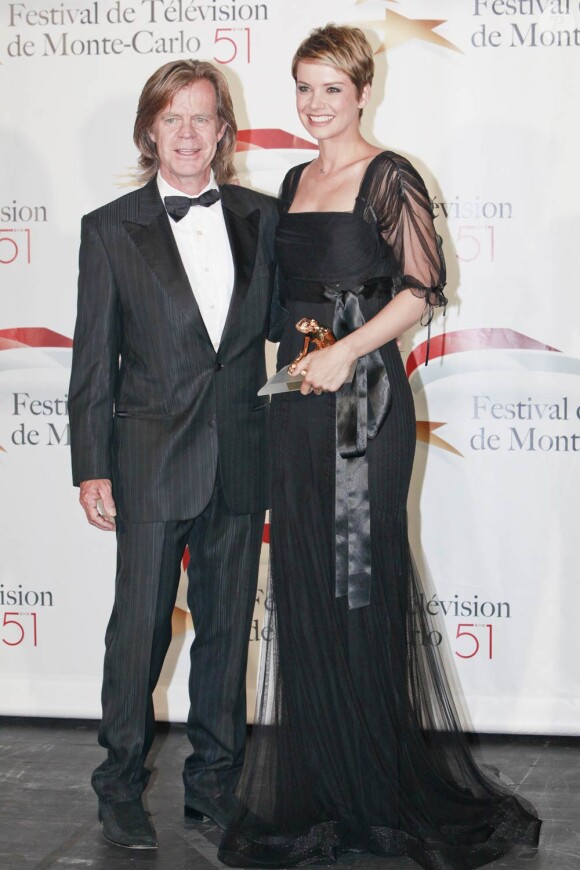 Andrea Osvart et William H Macy lors de la cérémonie de clôture du festival de télévision de Monte-Carlo, le 10 juin 2011.