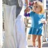 Alessandra Ambrosio et son adorable fillette Anja dans les rues de Los Angeles, s'accordent une petite pause gourmande. Fin mai, L.A