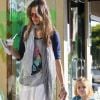 Alessandra Ambrosio et son adorable fillette Anja dans les rues de Los Angeles, s'accordent une petite pause gourmande. Fin mai, L.A