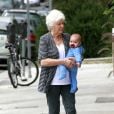 Miranda Kerr a confié son adorable fils Flynn à sa grand-mère dans les rues de Los Angeles en mai 2011 