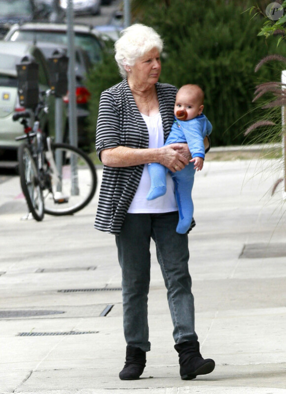 Miranda Kerr a confié son adorable fils Flynn à sa grand-mère dans les rues de Los Angeles en mai 2011