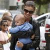 Miranda Kerr complètement gage de son adorable fils Flynn dans les rues de Los Angeles en mai 2011