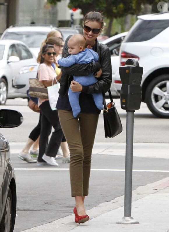 Miranda Kerr complètement gage de son adorable fils Flynn dans les rues de Los Angeles en mai 2011