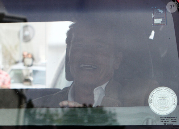 Arnold Schwarzenegger tente de se cacher des photographes après un déjeuner avec son fils Patrick le 11 juin 2011 à Beverly Hills