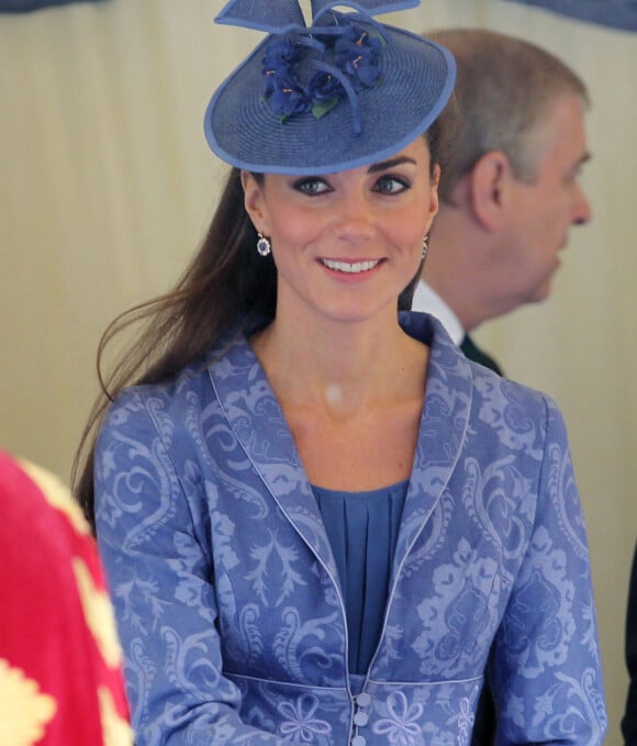 Kate Middleton, duchesse de Cambridge, quitte la chapelle Saint George le 12 juin 2011 à Windsor pour le 90e anniversaire du duc d'Edimbourg