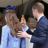 Kate Middleton et le prince William quittent la chapelle Saint George le 12 juin 2011 à Windsor pour le 90e anniversaire du duc d'Edimbourg