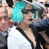 Lady Gaga quitte son hôtel parisien, lundi 13 juin 2011 dans l'après-midi.