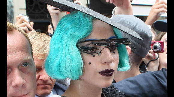Lady Gaga : Emeute à la sortie de son hôtel à Paris... à cause de son décolleté ?