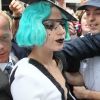 Lady Gaga quitte son hôtel parisien, lundi 13 juin 2011 dans l'après-midi.
